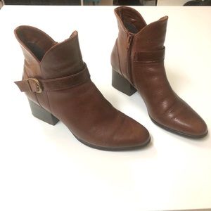 Vaneli size 8 M ankle boots